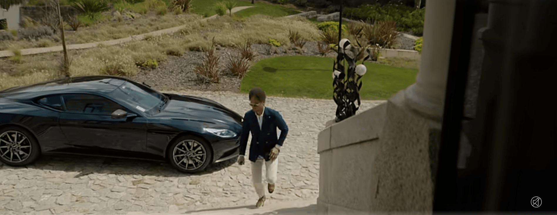Motorista de luxo a chegar a propriedade