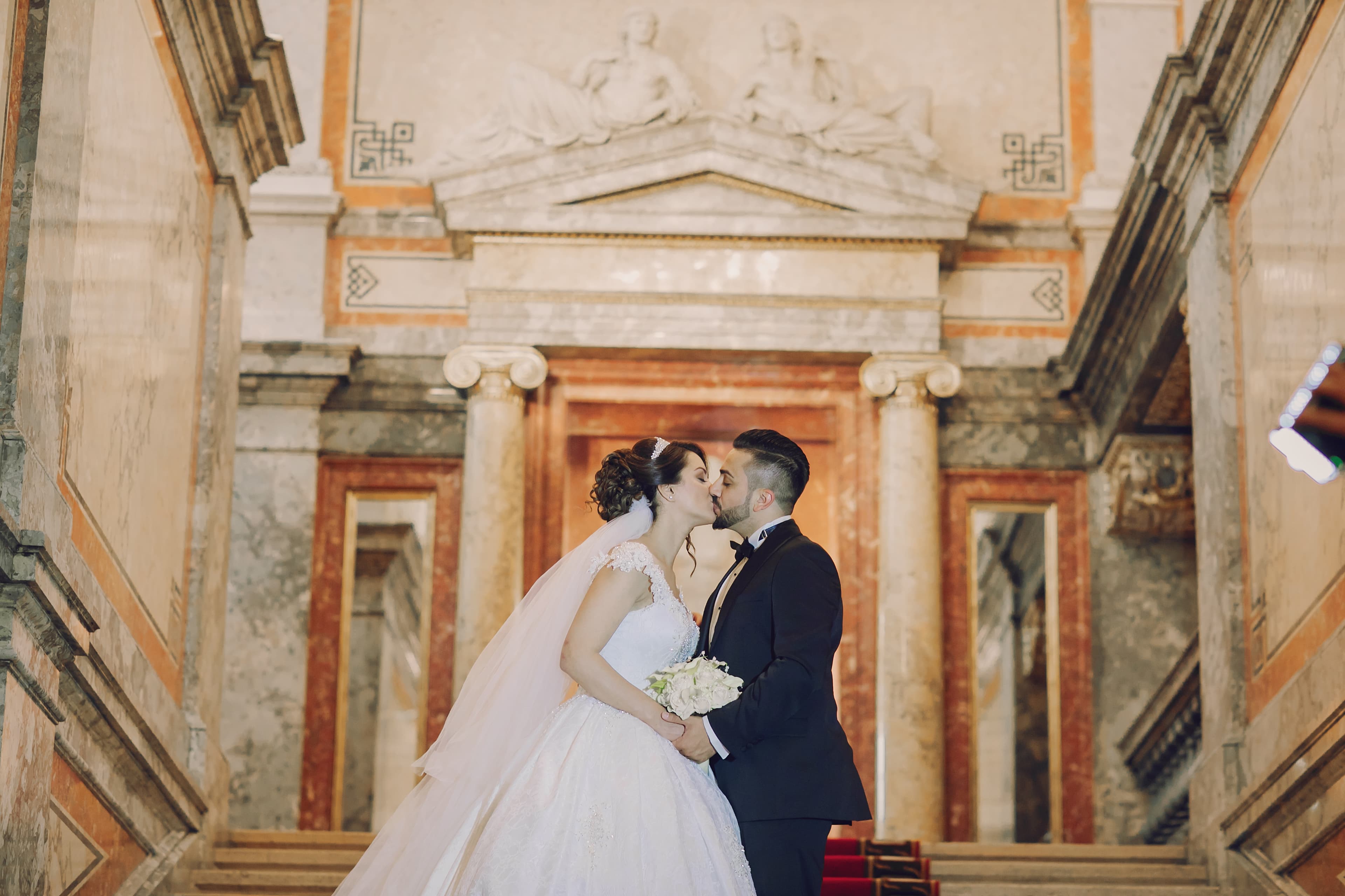 Noivos a beijar-se numa igreja decorada