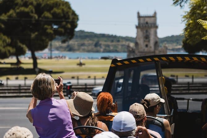 Autocarro junto à Torre de Belém