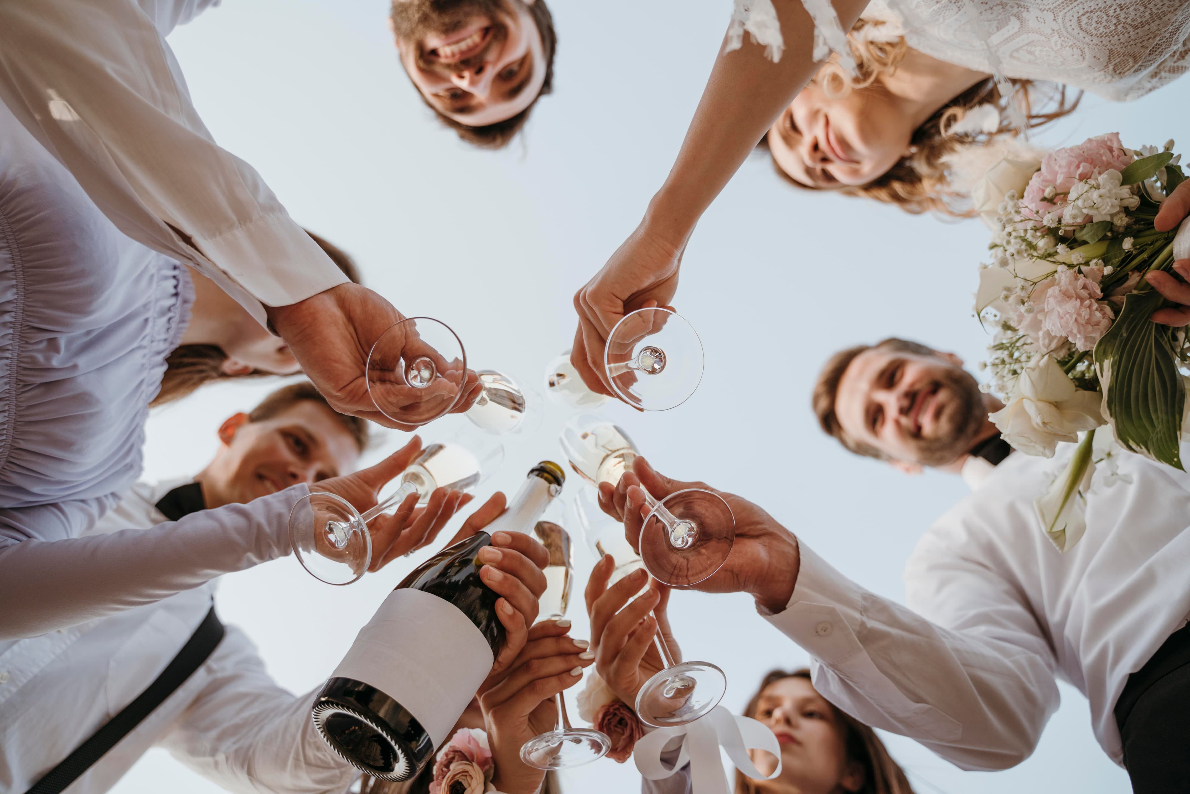 Convidados a brindar com champanhe num casamento